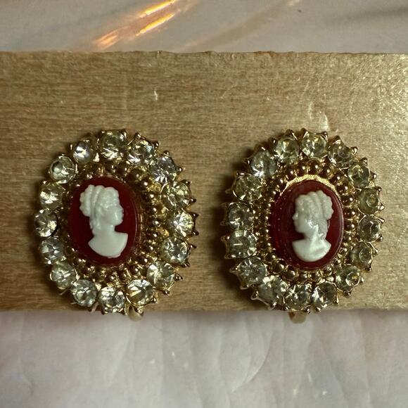 Vintage Signed CORO Cameo Earrings Screw Back Rhinestone - Picture 1 of 4